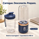 Mini liquidificador com recarga por cabo USB.